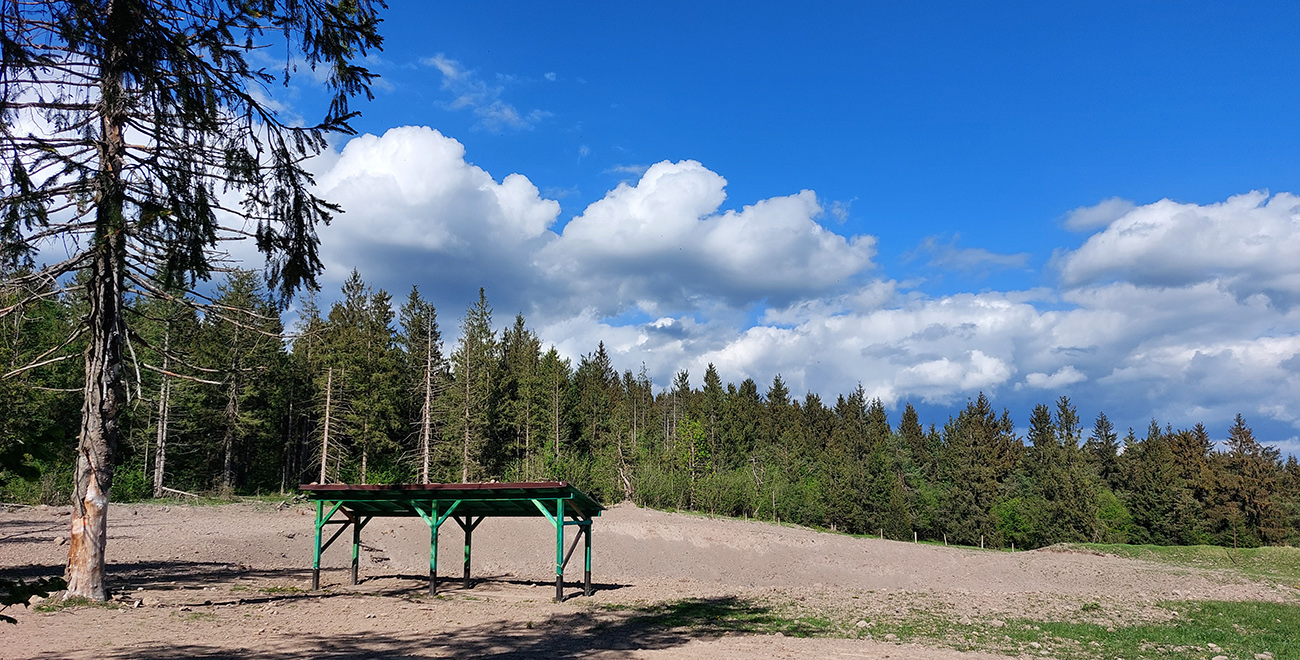 Hore,_na_okraji_Kunešovskej_planiny,_asi_ihrisko_miestnych_pyrotechnikov.