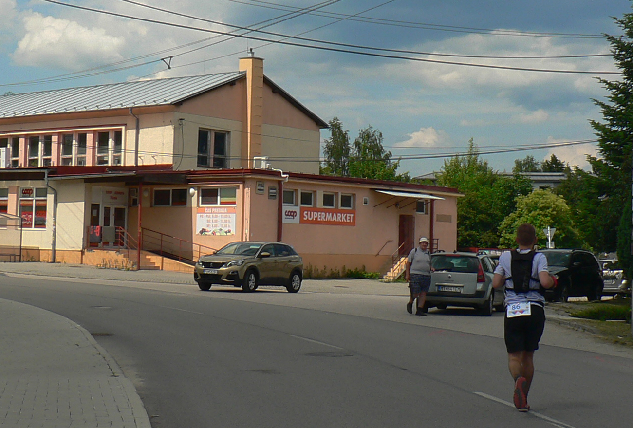 ...ale pridlho po asfalte cez dedinu, v intenzívnej premávke (keď sa dalo popri Váhu). ...ale_pridlho_po_asfalte_cez_dedinu,_v_intenzívnej_premávke_(keď_sa_dalo_popri_Váhu).