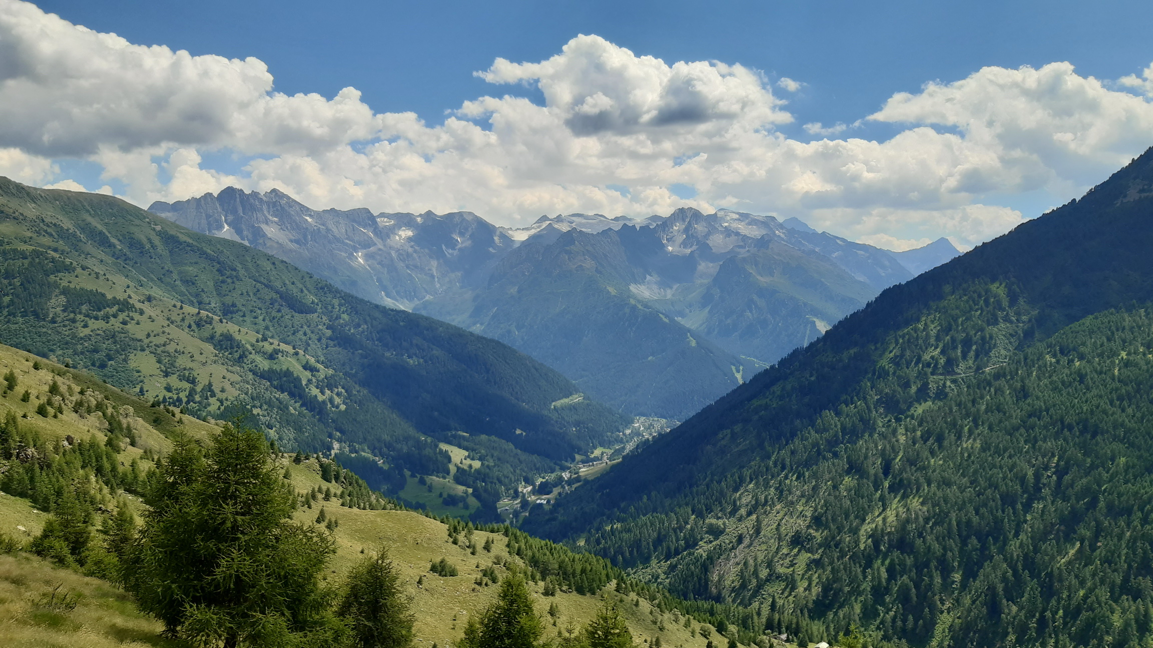 Ponte_di_Legno_dole_v_údolí,_v_pozadí_ľadovec_Adamello