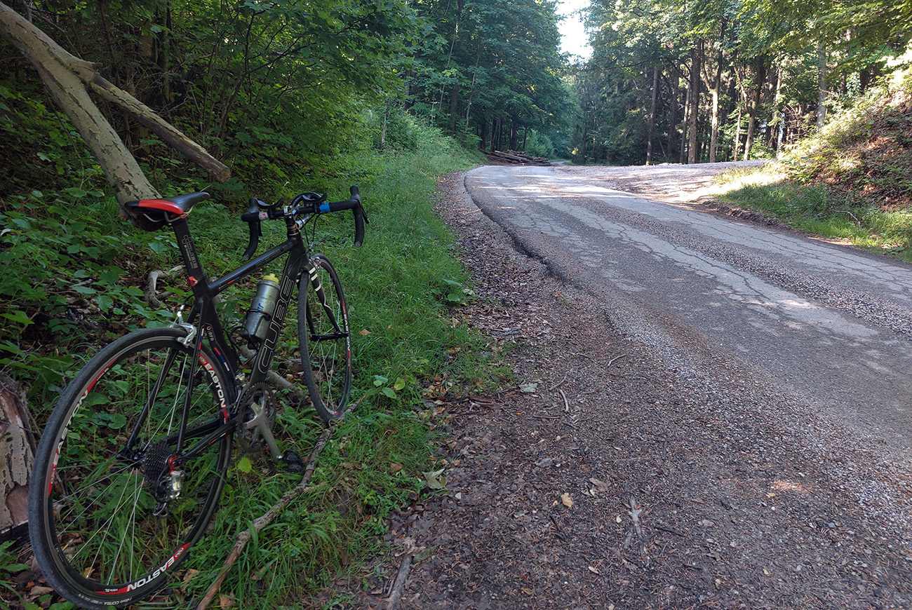 V_Čičermanskom_sedle_už_parádny_podklad,_aj_zimný_posyp_už_autami_odhádzaný_zo_stopy.