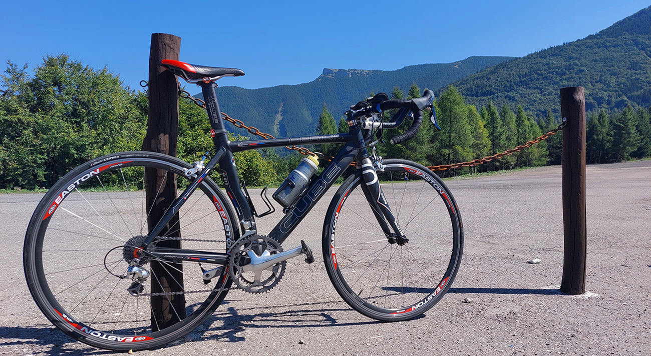 Fačkovské_sedlo_a_spamätávanie_sa_zo_strkanice_s_kamiónmi.