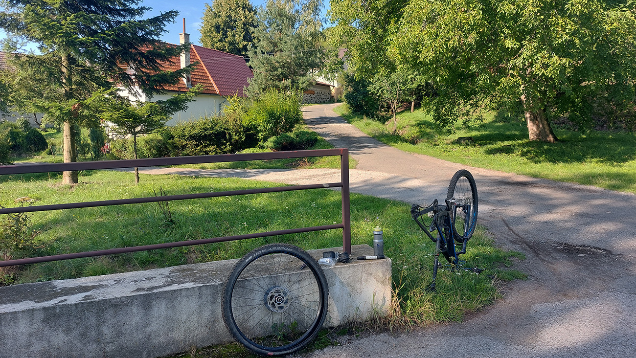 V_Kopernici_zdržanie,_kým_sa_začnem_štverať_pod_elektriku_tam_dozadu,_okolo_salaša.