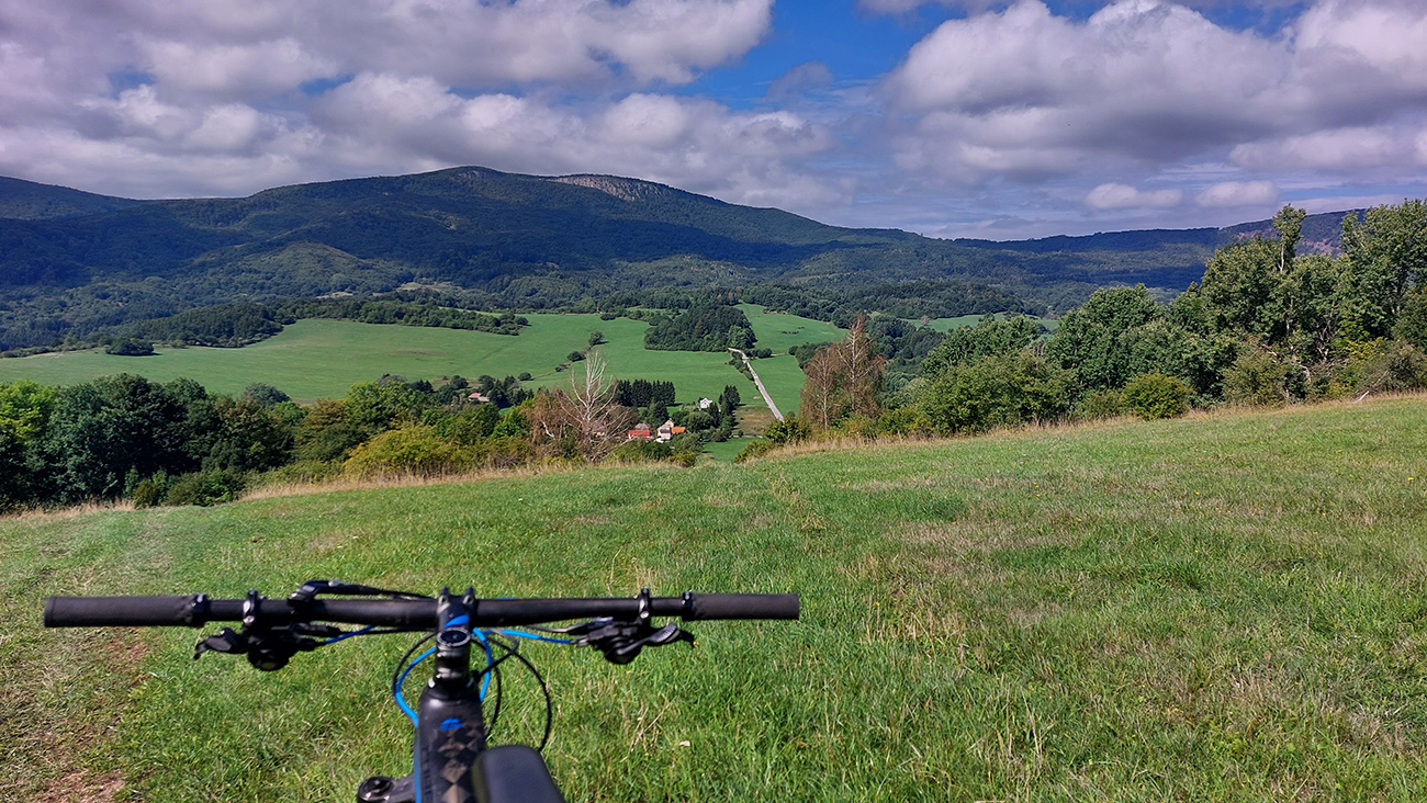 Podo_mnou_Nová_Lehota_a_vzadu_nad_ňou_dramatické_zrázy_Bielej_skaly._