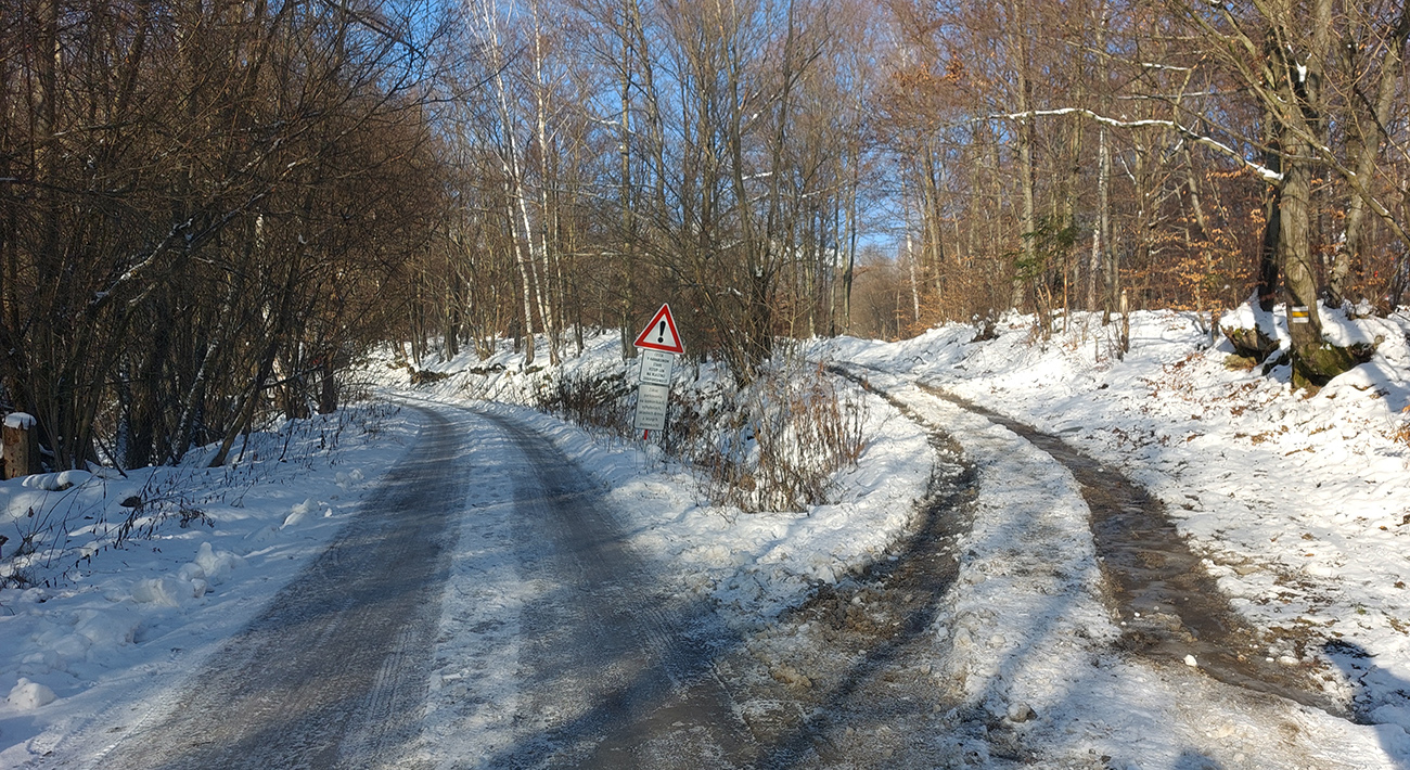 ...ale_doslova_tvrdá_realita_nastupuje_už_na_odbočení_žltej_značky_z_cesty.