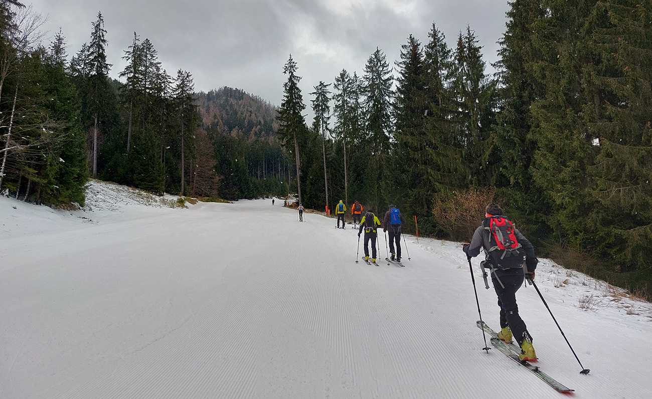 Ranný_vláčik_hore_smerom_na_Malinô_Brdo.