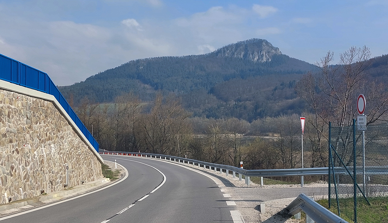 Po novej ceste, ktorá je tu namiesto koľají – za Nosickou priehradou Klapy. Po_novej_ceste,_ktorá_je_tu_namiesto_koľají_–_za_Nosickou_priehradou_Klapy.