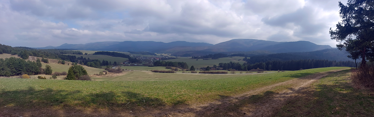 ...ale odmenou sú viaceré široké výhľady – tento ponad Čelkovu Lehotu. ...ale_odmenou_sú_viaceré_široké_výhľady_–_tento_ponad_Čelkovu_Lehotu.