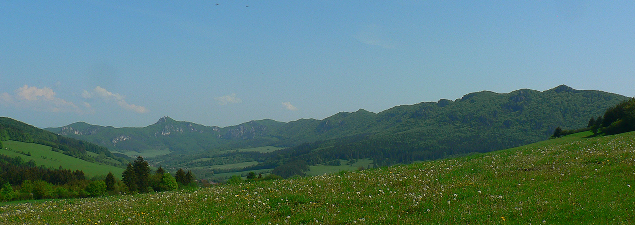 ...ale vidno stade skoro celý hrebeň Súľovských skál. ...ale_vidno_stade_skoro_celý_hrebeň_Súľovských_skál.
