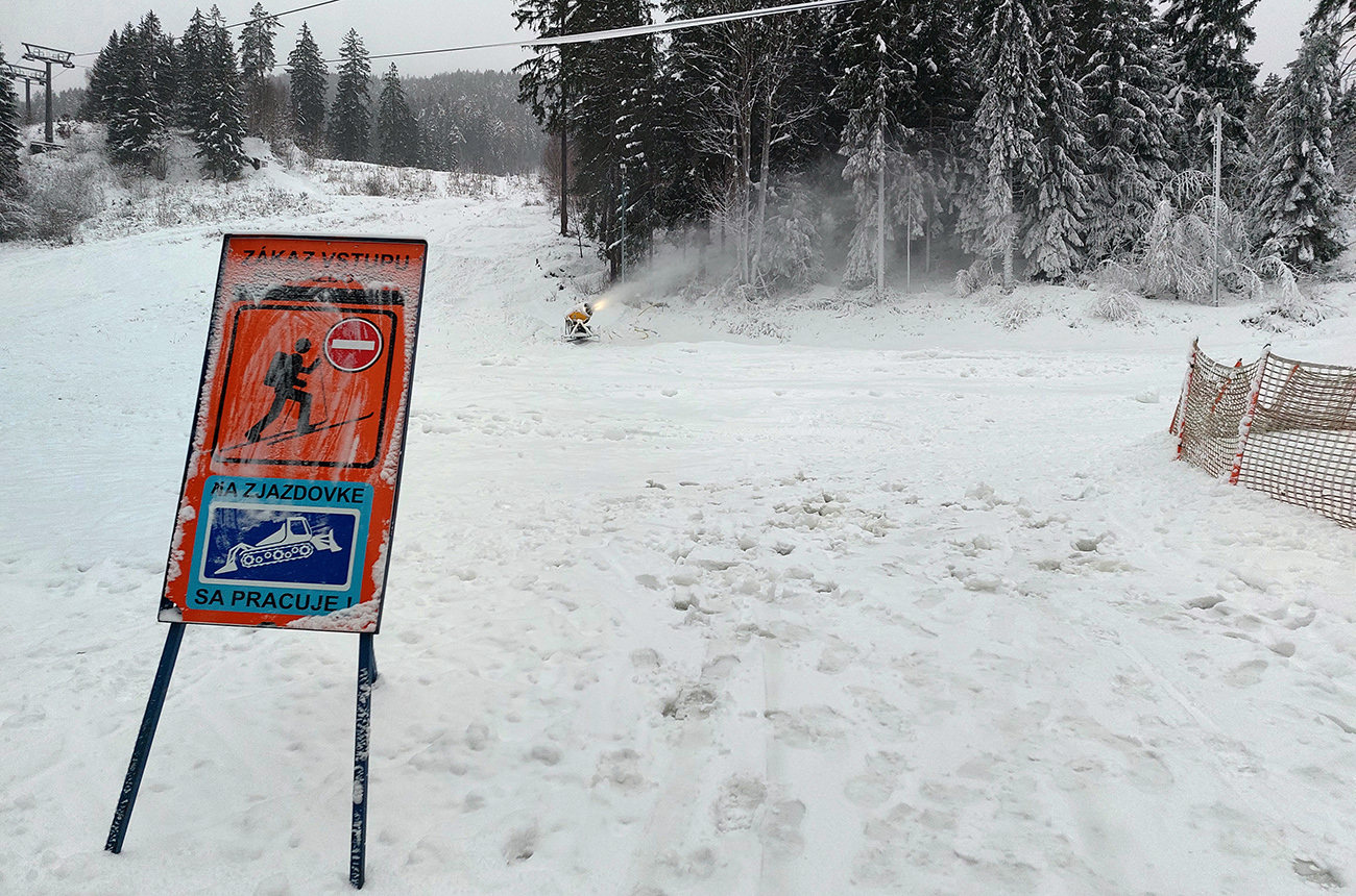 Pri dolnej stanici lanovky: na zjazdovku ani na krok! Pri_dolnej_stanici_lanovky:_na_zjazdovku_ani_na_krok!