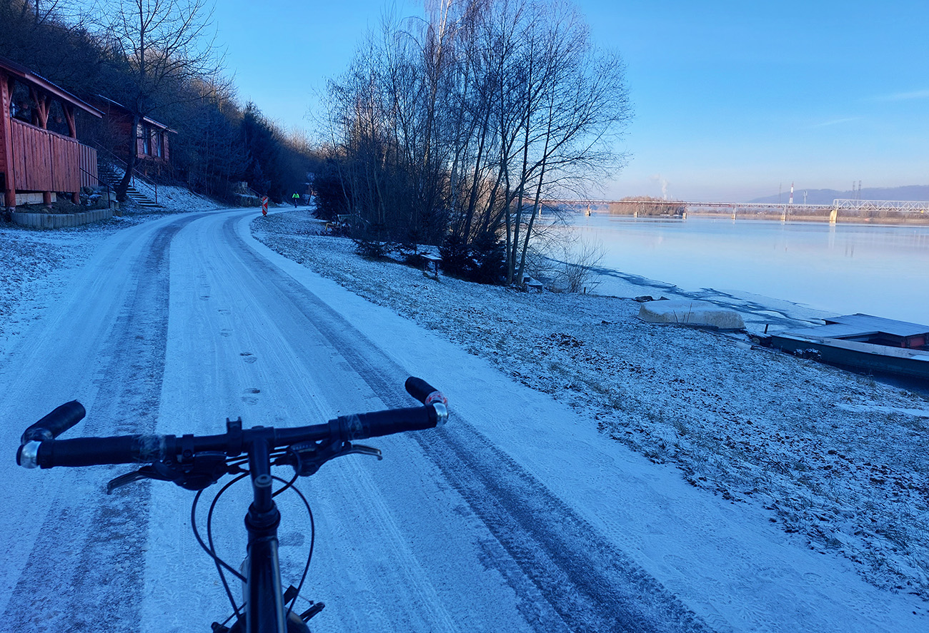 Popri_vodnom_diele_pomaly_a_opatrne,_šmýkalo_to_už_tu.