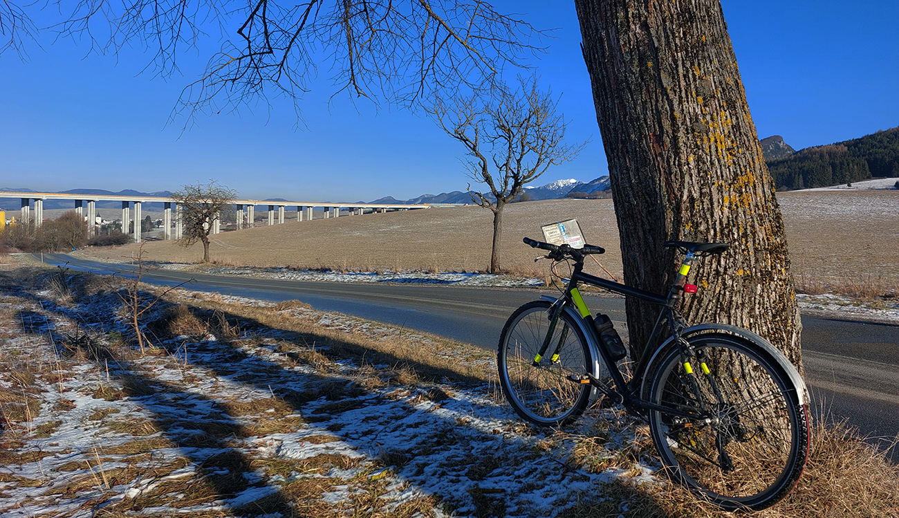 Nazad_na_kopci_medzi_Turím_a_Višňovým:_diaľnicou_sprznená_panoráma.