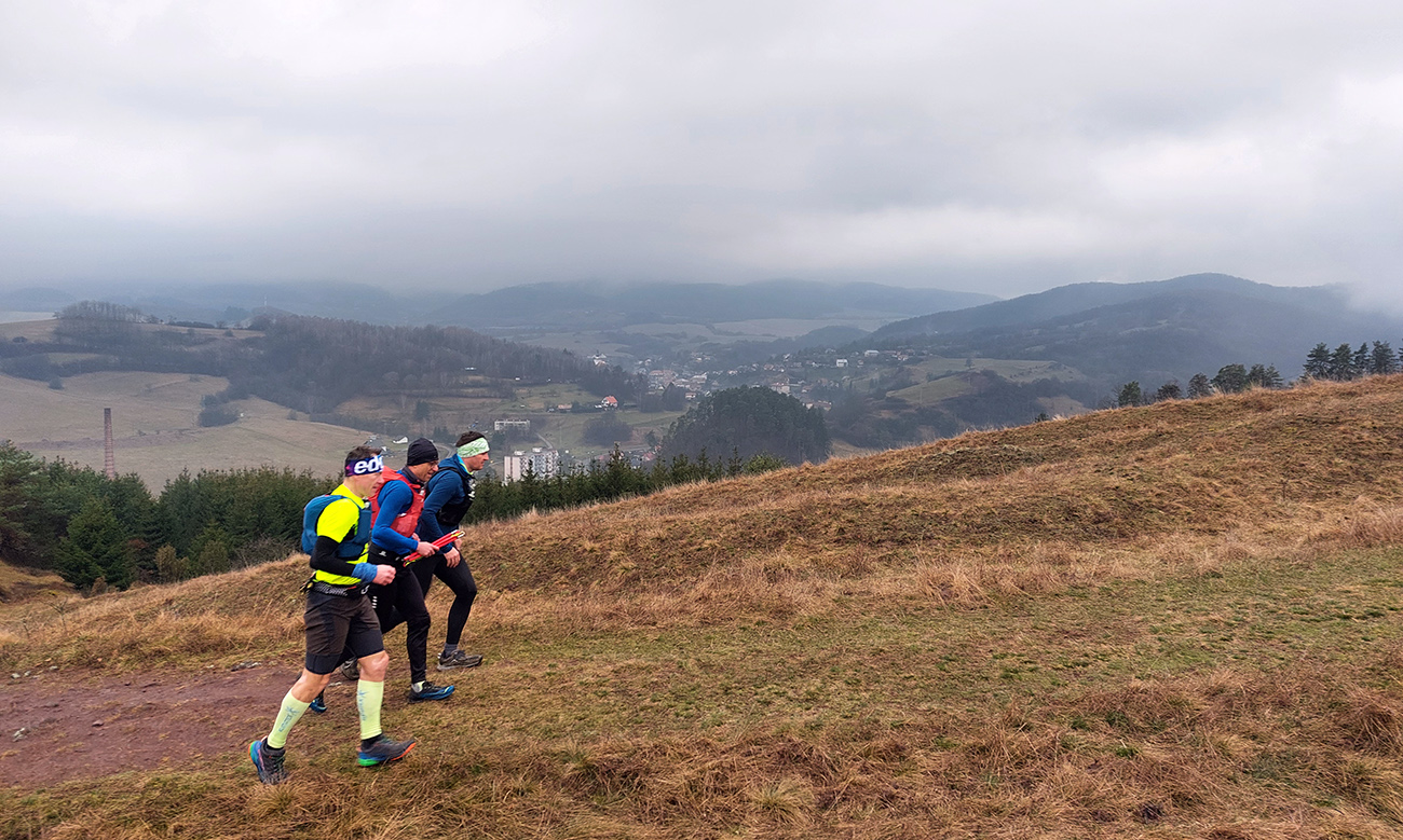 Banská_Belá_pod_nami,_sivota_nad_nami.