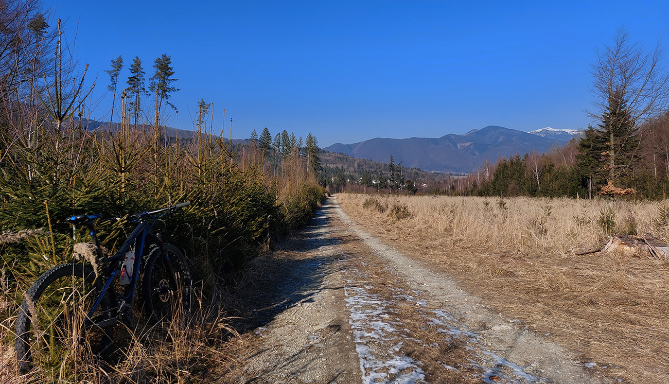 ...a pohodlný zjazd na Podstráne s Krivánskou Fatrou priamo vpredu. ...a_pohodlný_zjazd_na_Podstráne_s_Krivánskou_Fatrou_priamo_vpredu.
