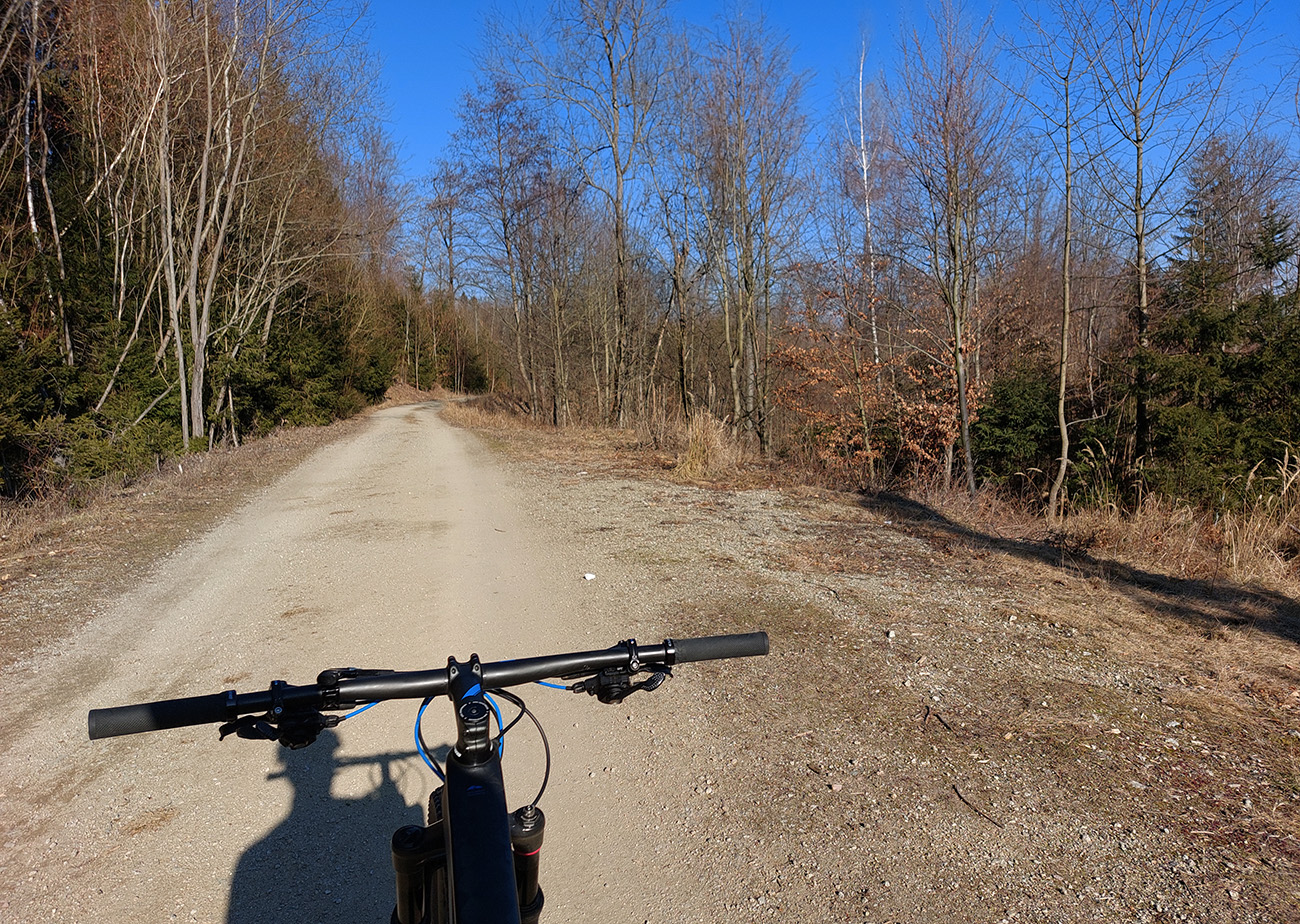 Záverečný úsek po príjemnej šotoline lesom do Jedľovín. Záverečný_úsek_po_príjemnej_šotoline_lesom_do_Jedľovín.