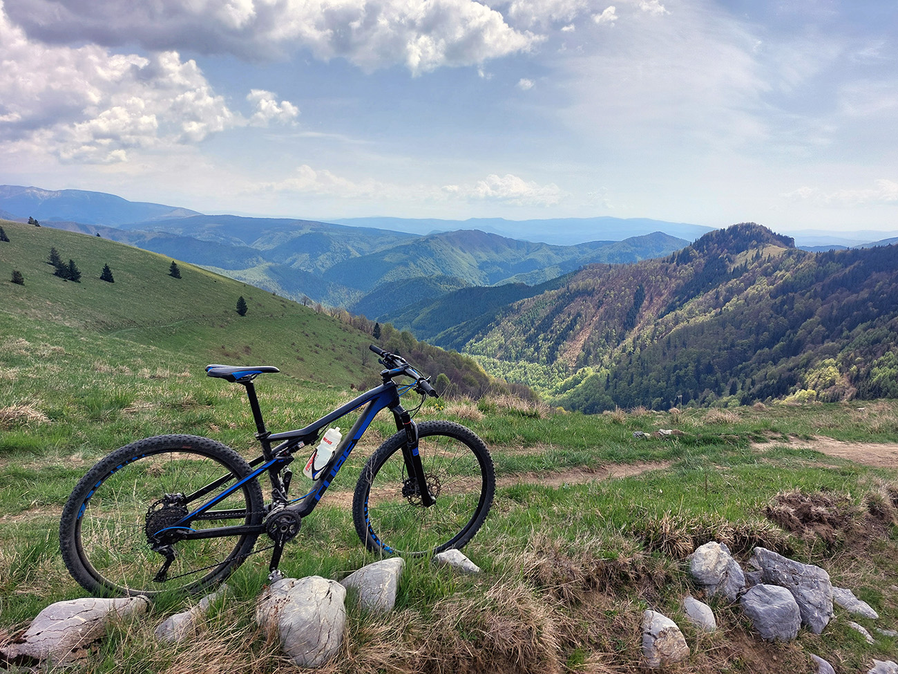 Pod_Rybovským_sedlom_hrkotavý_zjazd_pokračuje,_s_výhľadmi_okolo_Majerovej_skaly.